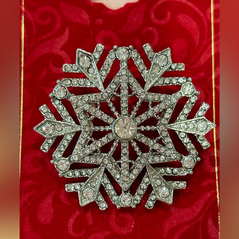 Silver Tone Crystal Snowflake Pin ❄️